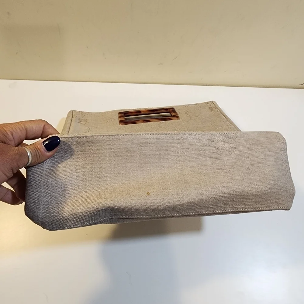 Amada Smith beige embroidered purse Witj Tortoise Shell Handle